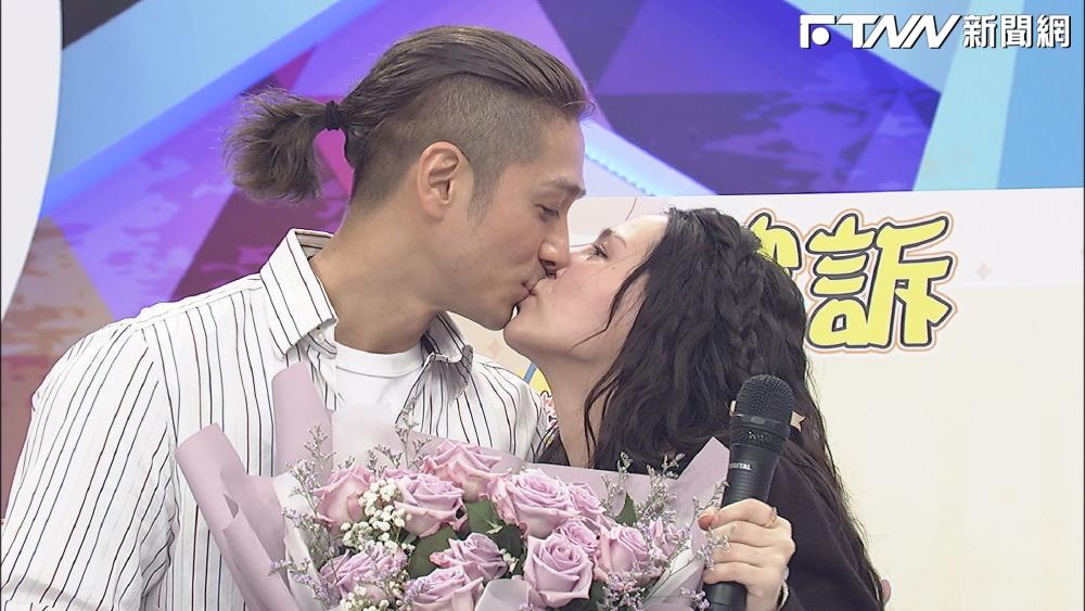 才剛宣布懷孕！熊熊帥尪捧花下跪補求婚　淚揭分手7年過往