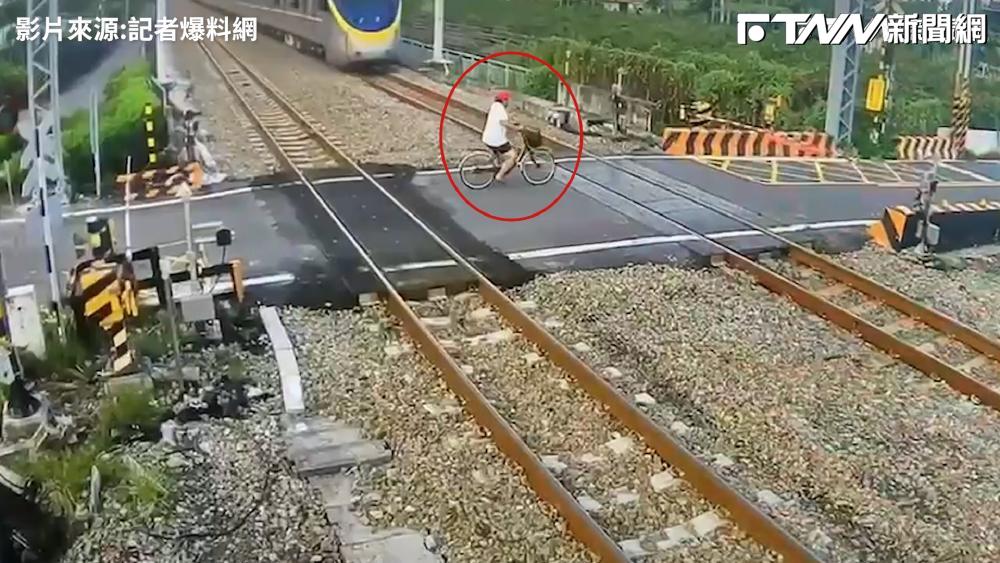 影／老翁騎單車闖平交道　慘遭區間快車撞擊重創不治